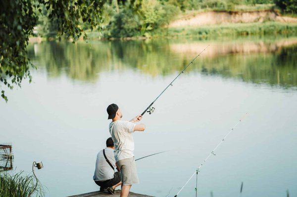 Quelles sont les meilleures techniques de pêche à la mouche en camping en eau salée ?