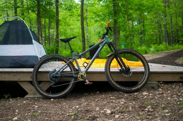 Quels sont les avantages du camping en VTT électrique et comment s'y préparer ?